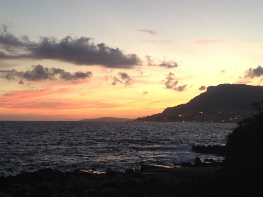 Le sentier des douaniers au coucher du soleil