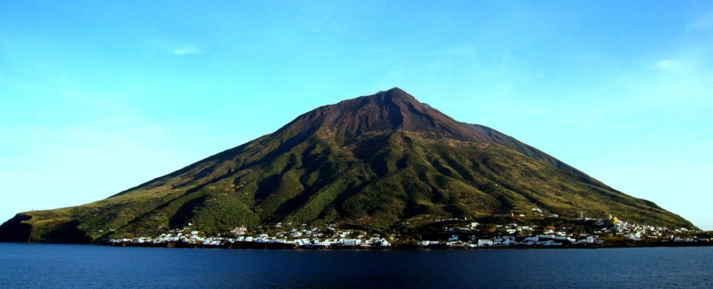 Visitez le Stromboli, un des plus beaux volcans du monde.