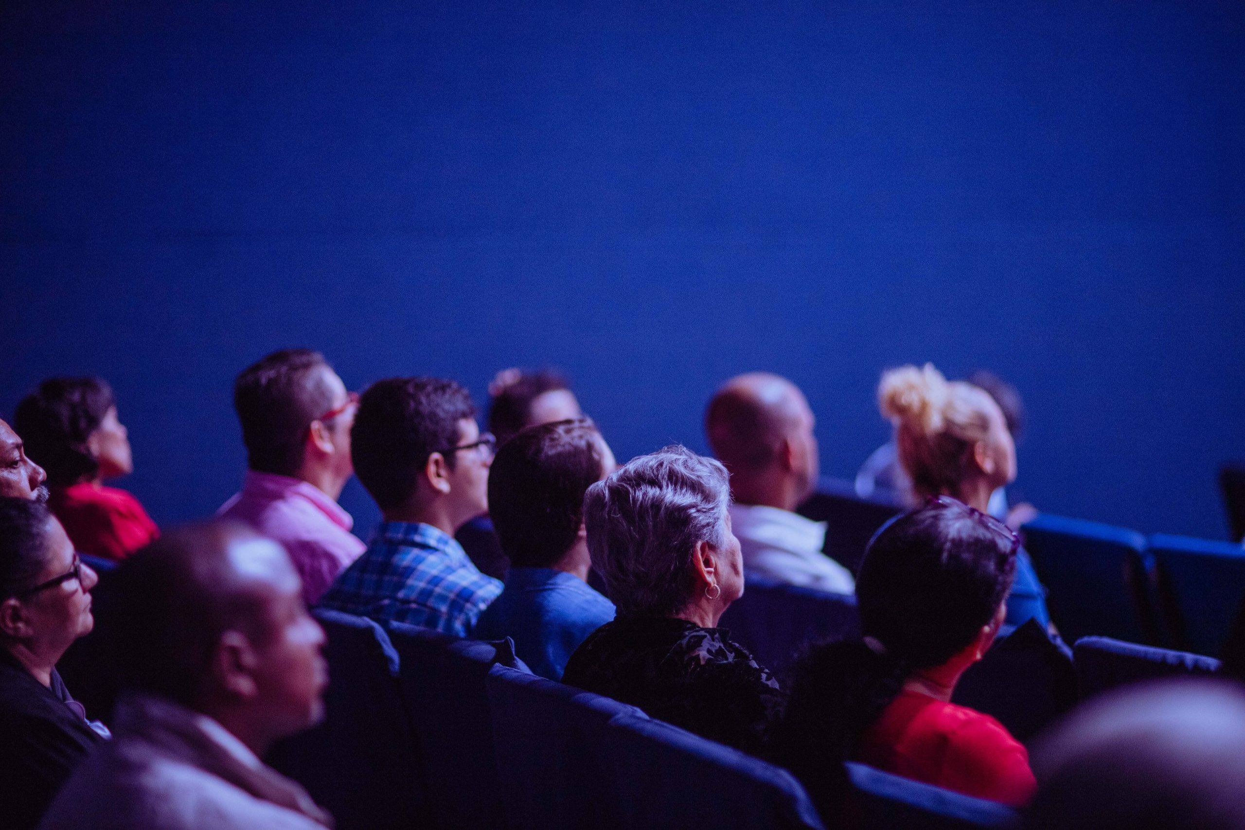 Personnes assises dans une salle de conférence